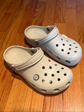 CROCS Classic Clog in Bone, size 8Woman/6Man